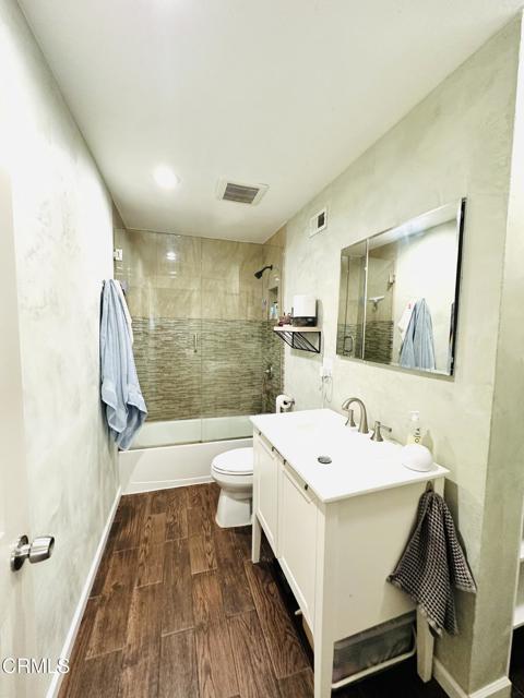 127 Tree Fern Ct bathroom