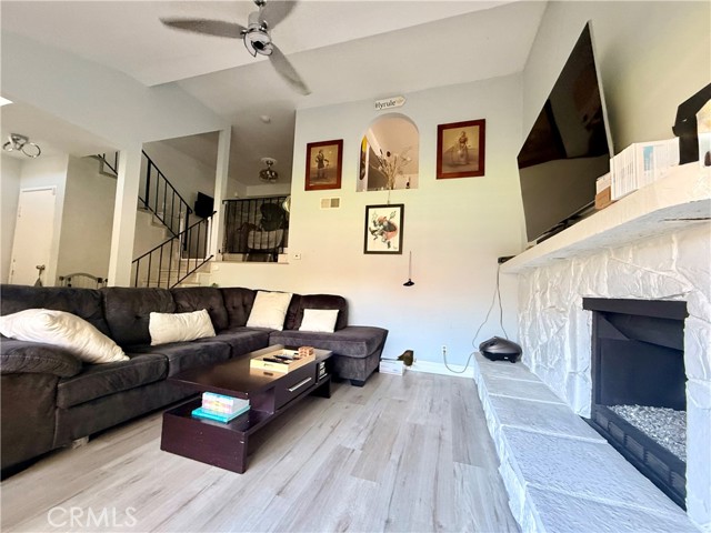560 Rosewood Ave living room