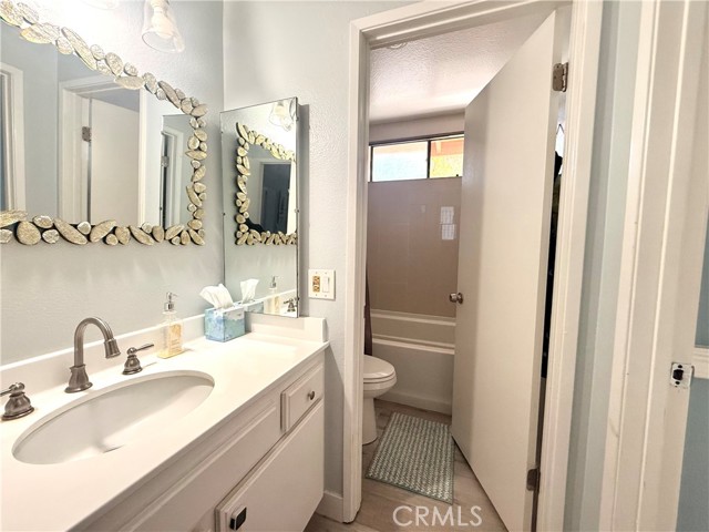 560 Rosewood Ave bathroom
