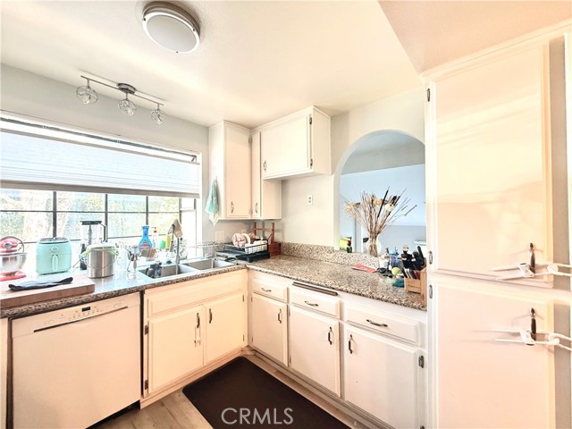 560 Rosewood Ave kitchen