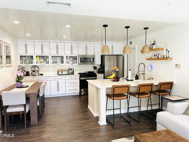 127 Tree Fern Ct kitchen and dining